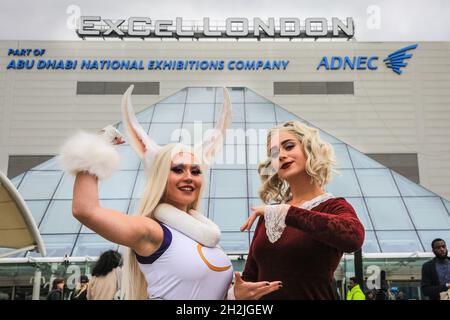 Excel, London, Großbritannien. Oktober 2021. Zwei Cosplayer posieren außerhalb des Excel. Cosplayer, Fans und Besucher kommen zur MCM Comic Con erneut auf das Excel London Messegelände. Die MCM London Comic Con kehrt am 22-24. Oktober zu einer Feier der Popkultur zurück. Kredit: Imageplotter/Alamy Live Nachrichten Stockfoto