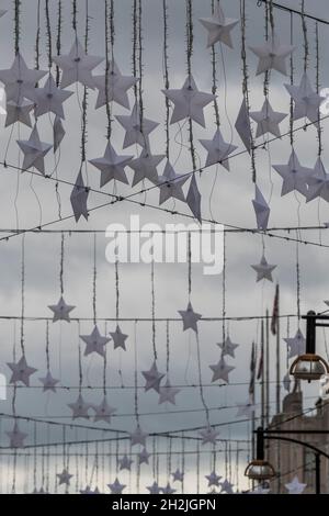 London, Großbritannien. Oktober 2021. Weihnachtsdekorationen in der Oxford Street, um die Käufer zu ermutigen, wieder in die High Street zu kommen. Kredit: Guy Bell/Alamy Live Nachrichten Stockfoto