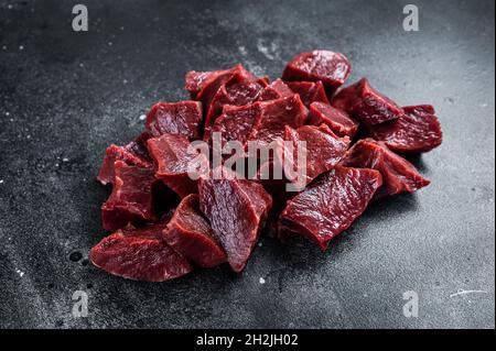 Roh geschnittenes Rind- oder Kalbsherz. Schwarzer Hintergrund. Draufsicht Stockfoto