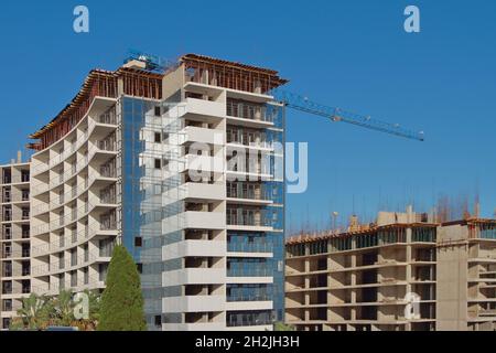 Unvollendetes mehrstöckiges Gebäude. Adler, Sotschi, Russland Stockfoto