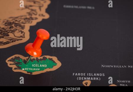 Ort Island, Push-Pin auf der Karte Nahaufnahme, Markierung des Ziels für Reisen, Tourismus und Reisekonzept.