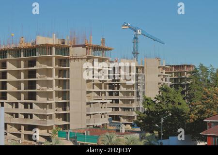 Bau eines mehrstöckigen Gebäudes. Adler, Sotschi, Russland Stockfoto