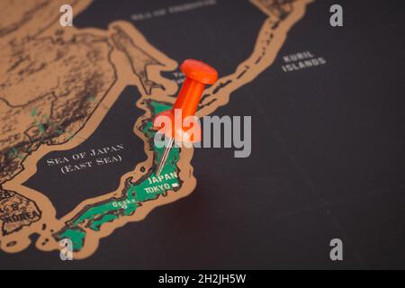 Standort Japan. Rote Nadel auf der Karte. Stockfoto