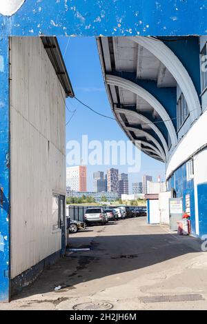 Moskau, Russland - 31. August 2021: Hangars und Lager in der Tribüne des offenen Stadions Izmailovo in Moskau. Der Bau begann 1933, erbaut in den 1960er Jahren Stockfoto