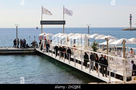 Cannes, Frankreich - 13. Oktober 2021: Canneseries und MIPCOM/MIPJUNIOR im Palais des Festivals mit Fotocall-Atmosphäre im Majestic Beach Ponton. Mandoga Media Deutschland Stockfoto