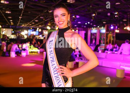 Cannes, Frankreich - 13. Oktober 2021: Canneseries und MIPCOM/MIPJUNIOR im Palais des Festivals mit Miss Supranational 2021, Chanique Rabe aus Namibia . Mandoga Media Deutschland Stockfoto