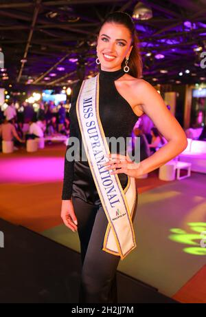 Cannes, Frankreich - 13. Oktober 2021: Canneseries und MIPCOM/MIPJUNIOR im Palais des Festivals mit Miss Supranational 2021, Chanique Rabe aus Namibia . Mandoga Media Deutschland Stockfoto