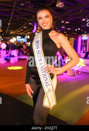 Cannes, Frankreich - 13. Oktober 2021: Canneseries und MIPCOM/MIPJUNIOR im Palais des Festivals mit Miss Supranational 2021, Chanique Rabe aus Namibia . Mandoga Media Deutschland Stockfoto