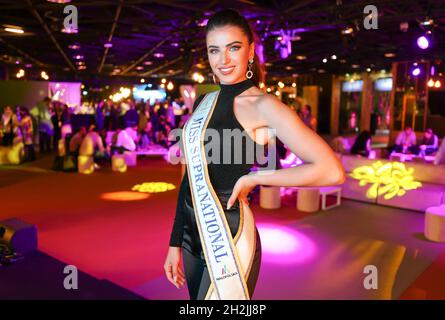 Cannes, Frankreich - 13. Oktober 2021: Canneseries und MIPCOM/MIPJUNIOR im Palais des Festivals mit Miss Supranational 2021, Chanique Rabe aus Namibia . Mandoga Media Deutschland Stockfoto