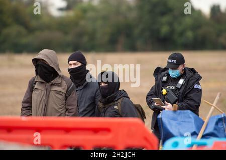 Chalfont St Peter, Großbritannien. Oktober 2021. Stopp HS2-Demonstranten aus dem Kriegslager Wendover aktiver Widerstand besetzten einen Bagger, der heute vor dem Gelände des HS2 Chalfont St Peter Hochwasserschutzarbeiten durchführte, wo die Überschwemmungen auf der Straße angeblich viel schlimmer wurden, seitdem HS2 vor Ort Bäume und Felder geräumt hat. Die Demonstranten gingen freiwillig, als das reguläre Thames Valley Police Team, das HS2 arbeitet, eintraf. Quelle: Maureen McLean/Alamy Live News Stockfoto