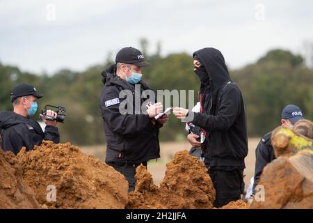 Chalfont St Peter, Großbritannien. Oktober 2021. Stopp HS2-Demonstranten aus dem Kriegslager Wendover aktiver Widerstand besetzten einen Bagger, der heute vor dem Gelände des HS2 Chalfont St Peter Hochwasserschutzarbeiten durchführte, wo die Überschwemmungen auf der Straße angeblich viel schlimmer wurden, seitdem HS2 vor Ort Bäume und Felder geräumt hat. Die Demonstranten gingen freiwillig, als das reguläre Thames Valley Police Team, das HS2 arbeitet, eintraf. Quelle: Maureen McLean/Alamy Live News Stockfoto