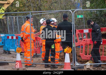 Chalfont St Peter, Großbritannien. Oktober 2021. Stopp HS2-Demonstranten aus dem Kriegslager Wendover aktiver Widerstand besetzten einen Bagger, der heute vor dem Gelände des HS2 Chalfont St Peter Hochwasserschutzarbeiten durchführte, wo die Überschwemmungen auf der Straße angeblich viel schlimmer wurden, seitdem HS2 vor Ort Bäume und Felder geräumt hat. Die Demonstranten gingen freiwillig, als das reguläre Thames Valley Police Team, das HS2 arbeitet, eintraf. Quelle: Maureen McLean/Alamy Live News Stockfoto