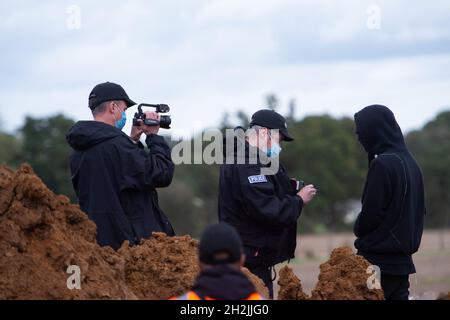 Chalfont St Peter, Großbritannien. Oktober 2021. Stopp HS2-Demonstranten aus dem Kriegslager Wendover aktiver Widerstand besetzten einen Bagger, der heute vor dem Gelände des HS2 Chalfont St Peter Hochwasserschutzarbeiten durchführte, wo die Überschwemmungen auf der Straße angeblich viel schlimmer wurden, seitdem HS2 vor Ort Bäume und Felder geräumt hat. Die Demonstranten gingen freiwillig, als das reguläre Thames Valley Police Team, das HS2 arbeitet, eintraf. Quelle: Maureen McLean/Alamy Live News Stockfoto