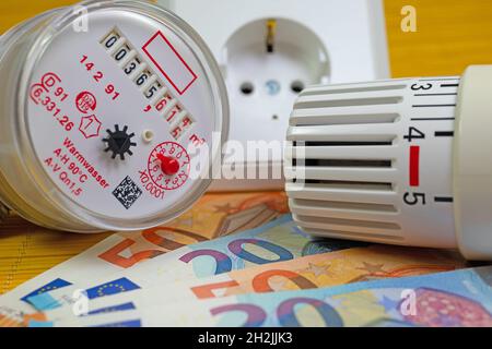 Wasserzähler, Steckdose und Thermostat, symbolisch für Stromkosten Stockfoto