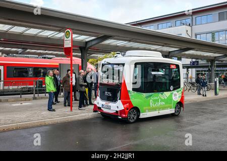 Iserlohn, Nordrhein-Westfalen, Deutschland - Autonome Elektrobusse am S-Bahnhof fahren insgesamt zwei automatisierte Elektrobusse Stockfoto