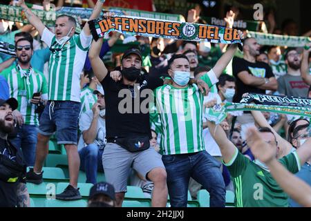 Sevilla, Spanien. Oktober 2021. Fans von Real Betis beim UEFA Europa League Group G-Bühnenspiel zwischen Real Betis und Bayern Leverkusen im Benito Villamarin-Stadion am 21. Oktober 2021 in Sevilla, Spanien. Bild: DAX Images/Alamy Live News Stockfoto