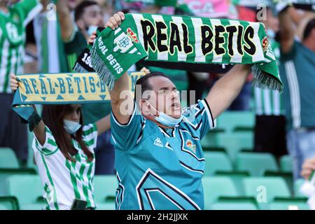 Sevilla, Spanien. Oktober 2021. Fans von Real Betis beim UEFA Europa League Group G-Bühnenspiel zwischen Real Betis und Bayern Leverkusen im Benito Villamarin-Stadion am 21. Oktober 2021 in Sevilla, Spanien. Bild: DAX Images/Alamy Live News Stockfoto