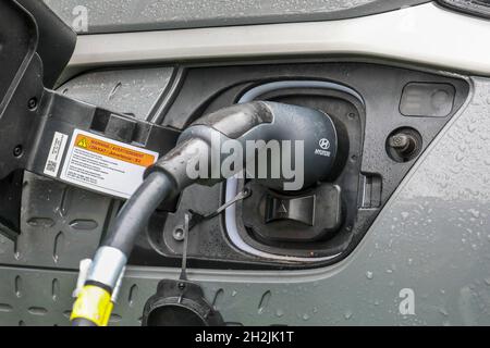 Hyundai Electric Auto an Ladekabel angeschlossen Stockfoto