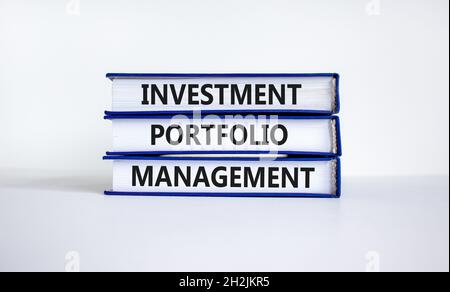 Symbol für das Management von Investmentportfolios. Konzeptwörter „Investment Portfolio Management“ in Büchern. Schöner weißer Hintergrund. Geschäft, Investition por Stockfoto