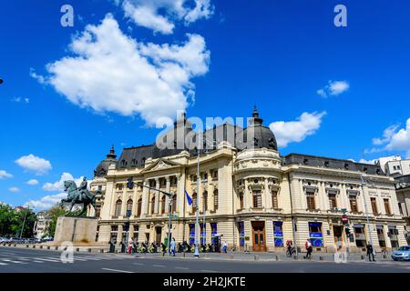 Bukarest, Rumänien, 6. Mai 2021: Zentrale Universitätsbibliothek mit Reiterdenkmal an König Carol I. davor auf dem Revolutionei-Platz (Piata Rev Stockfoto