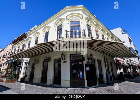 Bukarest, Rumänien - 27. März 2021: Alte Gebäude im historischen Zentrum an einem sonnigen Frühlingstag Stockfoto