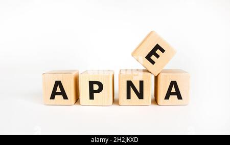 Apnoe-Symbol. Das Konzeptwort 'Apnoe' auf Holzwürfeln auf schönem weißen Tisch, weißem Hintergrund, Kopierraum. Medizin- und Apnoe-Konzept. Stockfoto