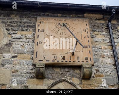 Wand Sonnenuhr aus dem 18. Jahrhundert über einen Eingang zu der Hl. Laurentius Kirche, Eyam, Derbyshire, Großbritannien Stockfoto