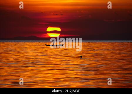 Pasay, National Capital Region, Philippinen. Oktober 2021. Ein Mann, der kurz vor dem Sonnenuntergang auf einem Boot mit seiner Angelrute steht. (Bild: © George Buid/ZUMA Press Wire) Bild: ZUMA Press, Inc./Alamy Live News Stockfoto