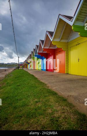 Bunte Strandhütten am North Bay Beach in Scarborough, North Yorkshire, England Stockfoto