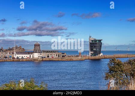 ABERDEEN CITY SCHOTTLAND HAFEN NORTH PIER ALTEN WEISSEN ROUNDHOUSE UND DIE HOHE MARINE ODER SCHIFFFAHRT OPERATIONS CENTER Stockfoto