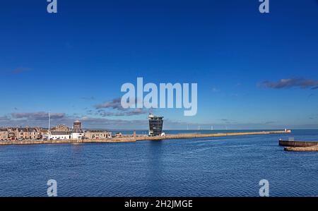 ABERDEEN CITY SCOTLAND HARBOR NORTH PIER MIT ALTEM WEISSEN ROUNDHOUSE UND DEM HOHEN MARINE- ODER SCHIFFFAHRTSZENTRUM Stockfoto