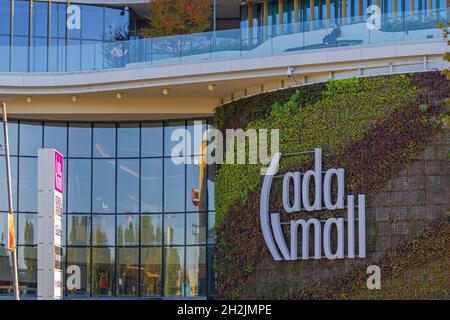 Belgrad, Serbien - 04. Oktober 2021: Vertikale Pflanzenwand im Einkaufszentrum Ada Mall. Stockfoto