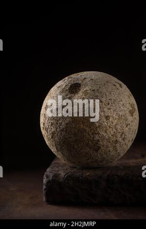 Holzapfel, auch bekannt als Elefantenapfel, beliebte Frucht in südasien isoliert auf einem dunklen Hintergrund, dunkel launisch Konzept, Nahaufnahme Stockfoto