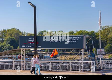 Belgrad, Serbien - 04. Oktober 2021: Internationaler Passagierterminal-Hafen am Fluss Sava in Belgrad. Stockfoto