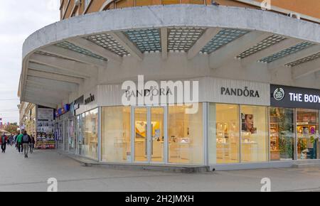 Novi Sad, Serbien - 21. September 2021: Pandora Modern Jewelry Store at Street Corner in Novi Sad. Stockfoto
