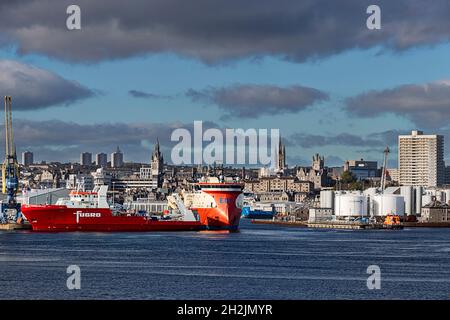 ABERDEEN CITY SCOTLAND DER HAFEN VERTÄUTE ÖLSCHIFFE UND DIE SKYLINE DER STADT Stockfoto