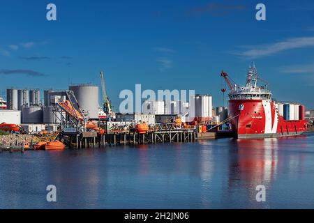 ABERDEEN CITY SCOTLAND DIE VERHOEF SURVIVEX MARINE TRAINING IN ORANGE RETTUNGSBOOTE AUF DEM FLUSS DEE IM FRÜHHERBST Stockfoto