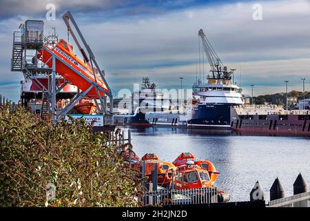 ABERDEEN CITY SCOTLAND VERHOEF SURVIVEX MARINE TRAINING IN ORANGE RETTUNGSBOOTE AUF DEM FLUSS DEE Stockfoto