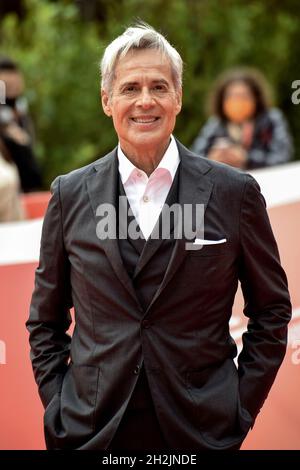 Rom, Italien. Oktober 2021. Italien, Rom, 22. Oktober 2021: Der italienische Sänger Claudio Baglioni besucht den roten Teppich des Rome Film Festival. Foto: Fabio Mazzarella/Sintesi/Alamy Live News Stockfoto