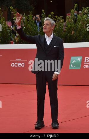 Rom, Italien. Oktober 2021. Italien, Rom, 22. Oktober 2021: Der italienische Sänger Claudio Baglioni besucht den roten Teppich des Rome Film Festival. Foto: Fabio Mazzarella/Sintesi/Alamy Live News Stockfoto