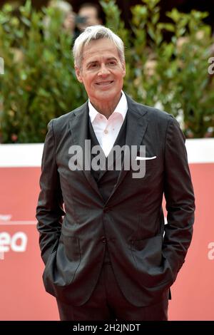 Rom, Italien. Oktober 2021. Italien, Rom, 22. Oktober 2021: Der italienische Sänger Claudio Baglioni besucht den roten Teppich des Rome Film Festival. Foto: Fabio Mazzarella/Sintesi/Alamy Live News Stockfoto