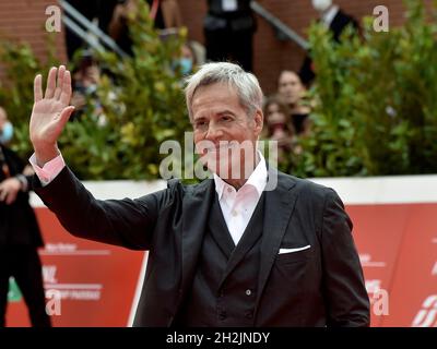 Rom, Italien. Oktober 2021. Italien, Rom, 22. Oktober 2021: Der italienische Sänger Claudio Baglioni besucht den roten Teppich des Rome Film Festival. Foto: Fabio Mazzarella/Sintesi/Alamy Live News Stockfoto