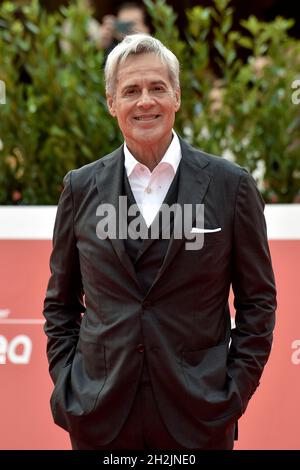 Rom, Italien. Oktober 2021. Italien, Rom, 22. Oktober 2021: Der italienische Sänger Claudio Baglioni besucht den roten Teppich des Rome Film Festival. Foto: Fabio Mazzarella/Sintesi/Alamy Live News Stockfoto