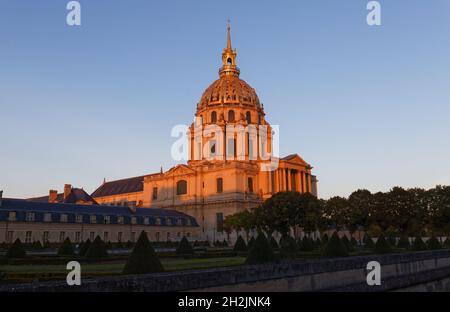 Die Kathedrale von Saint Louis bei Sonnenuntergang, Paris. Diese Kapelle wurde zwischen 1677 und 1706 für die ausschließliche Nutzung der königlichen Familie gebaut. Stockfoto