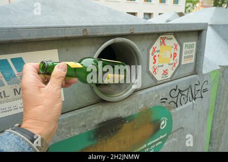 Altglastonnen, Berlin, Deutschland Stockfoto