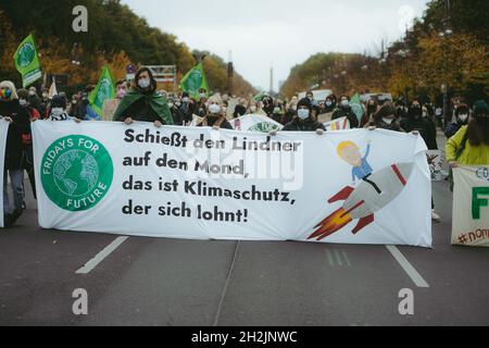 Demonstrat*innen mit transparent: „schießt den Lindner auf den Mond, das ist Klimaschutz, der sich lohnt!“. Am 22. Oktober 2021 sammeln sich zehntausende Menschen aus ganz Deutschland in Berlin, um mit Fridays for Future Druck auf die Koalitionsverhandler von SPD, Bündnis 90/die Grünen und FDP ausgleichen, damit diese die Wahlversprechen in Sachen Klimaschutz halten und das 1, 5 Grad Ziel nicht übertragen wird. Diese Woche hat FFF eine Liste an Anforderungen an die neue Regierung gestellt. Die Demo wurde gegen 14:45Uhr wegen Wetterwarnungen durchgeführt. * Demonstratoren mit dem Banner: " Stockfoto