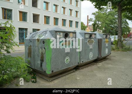 Altglastonnen, Berlin, Deutschland Stockfoto