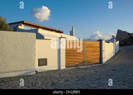 Moderne mediterrane Architektur in Sizilien weißes Haus mit Holzfeatures in der Stadt Milazzo Stockfoto