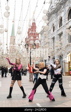Moskau, Russland - 19. Oktober 2021 tanzen hell gekleidete Anime-Mädchen in der Nikolskaya-Straße, ihre Freundin dreht ein Video für TIK TOK Stockfoto