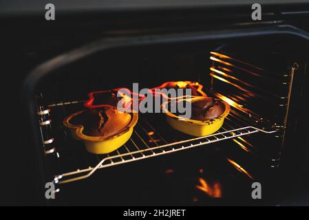 Schokolade Weihnachtsplätzchen in Silikon-Backformen werden im Ofen zubereitet. Stockfoto